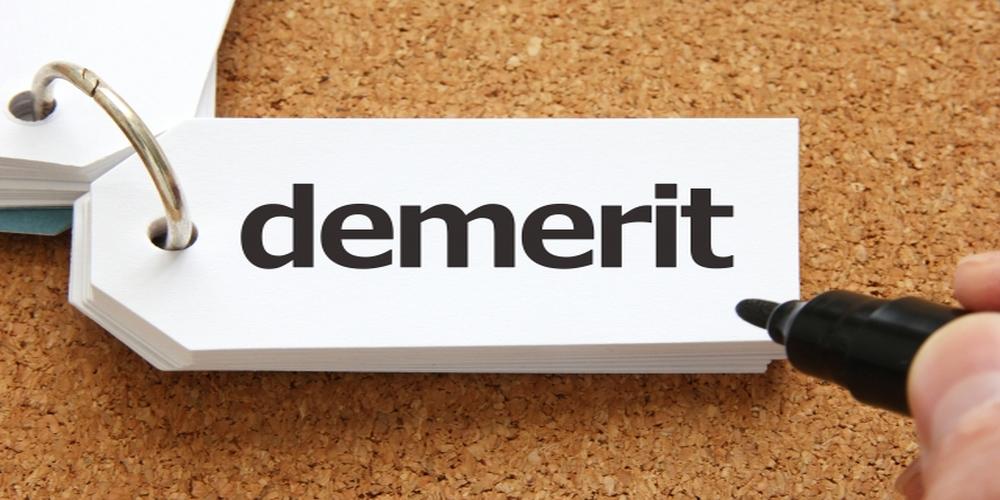 白いラベルに「demerit」と書かれ、黒ペンで文字が記入されている様子の画像（デメリットの印象）