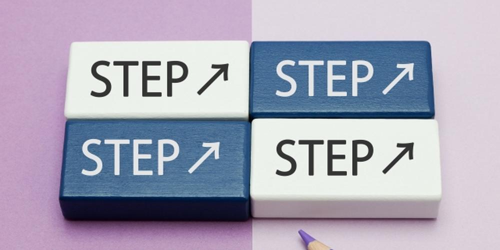STEPの文字と矢印が描かれたブロックが並ぶ、進行や手順をイメージしたビジュアル