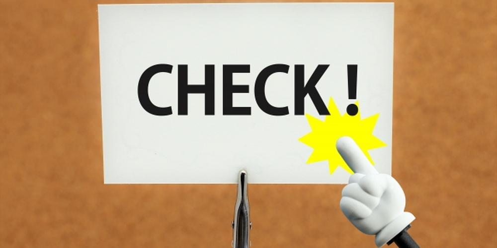 「CHECK!」と書かれた紙を指差すアニメ風の手が強調された注意喚起・確認イメージ 