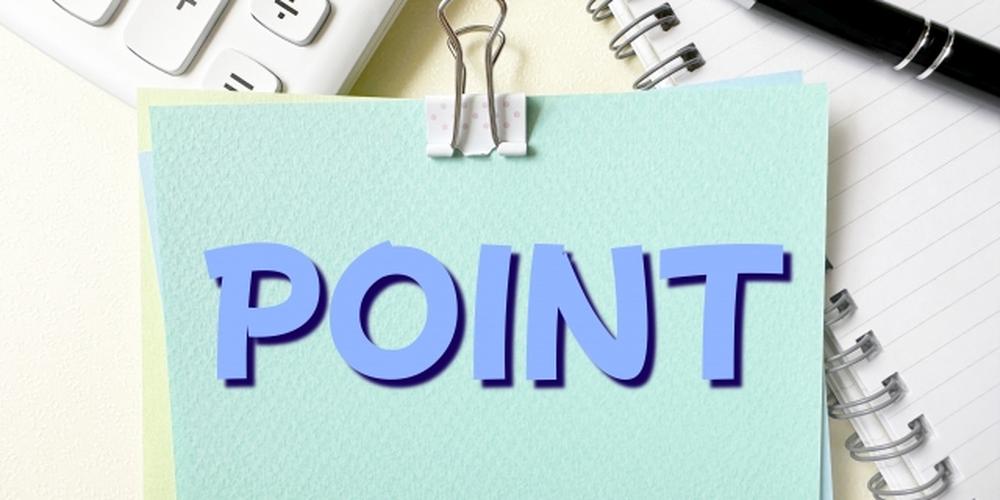 「POINT」と書かれたメモ用紙と電卓、ノート、ペンが並ぶビジネスや情報整理のイメージ