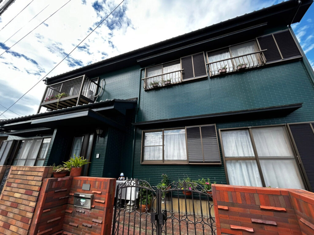 深い緑色の外壁の戸建て住宅