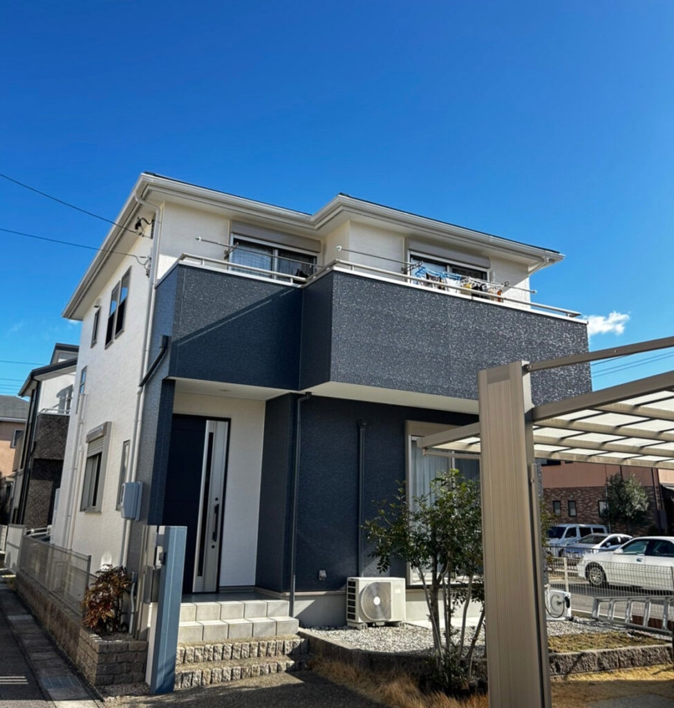 白と黒の外壁の戸建て住宅