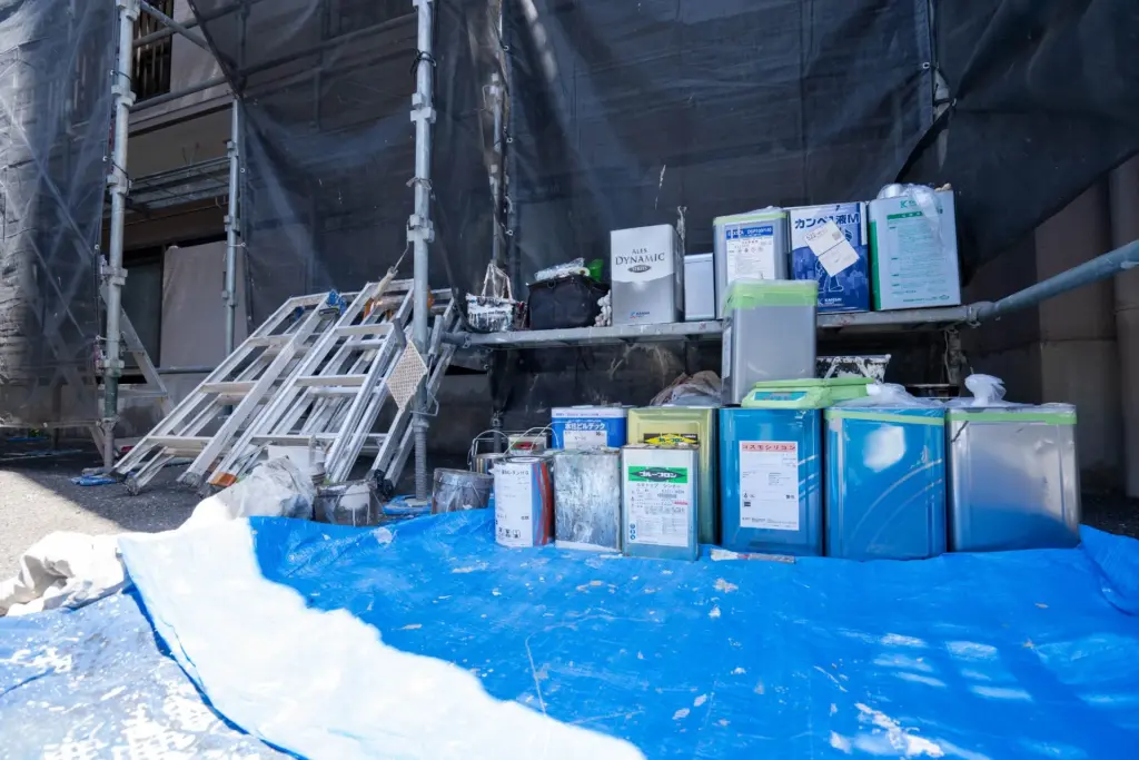 外壁塗装の足場と塗料