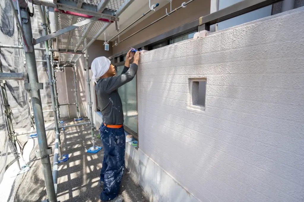 外壁塗装をしている作業員