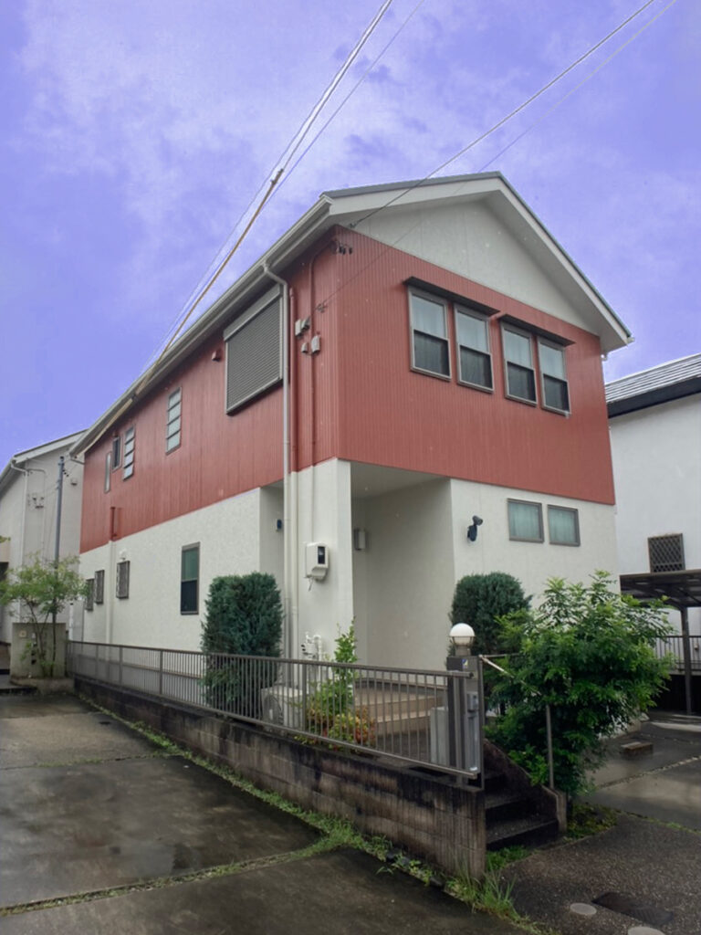 白と赤の外壁の戸建て住宅