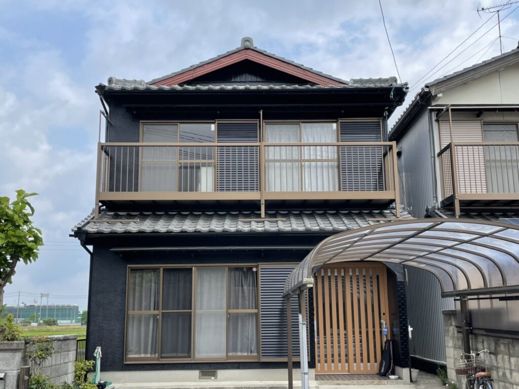 和モダンな外壁の戸建て住宅