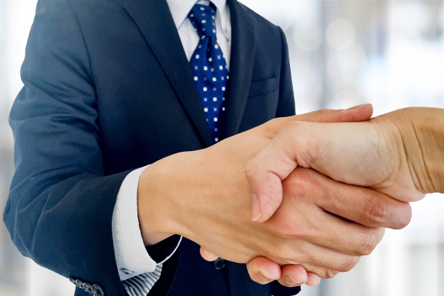 握手する男性ふたり