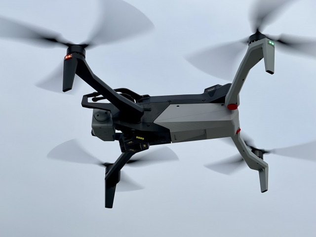 空を飛ぶドローン