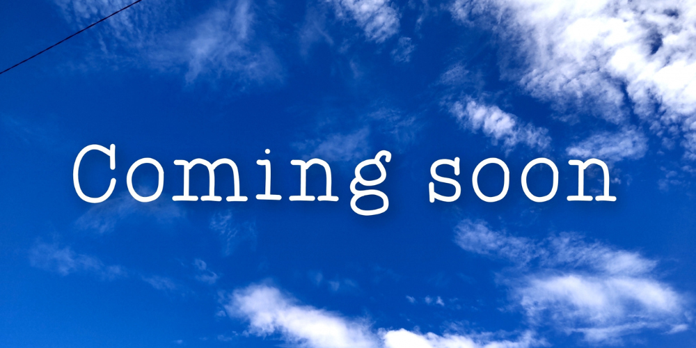 青空を背景に白い文字で「Coming soon」と中央に配置された告知用バナー風グラフィック
