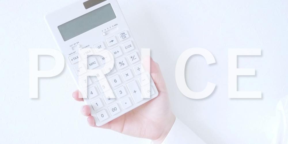 白い背景で電卓を持った手と「PRICE」の文字が重なった料金・価格に関するイメージ画像