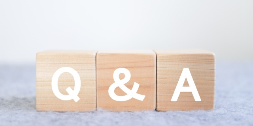 「Q & A」と書かれた木製ブロックが並んでいる画像