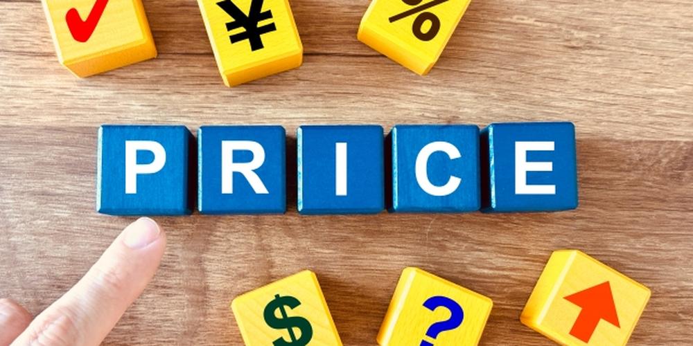 PRICEの文字が並ぶブロックと通貨・パーセント・矢印などのアイコンブロックが配置された価格に関するイメージ画像