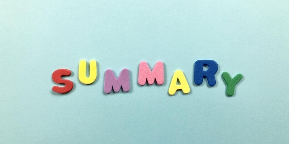 カラフルな文字で「SUMMARY」と書かれたシンプルな青背景の見出し画像