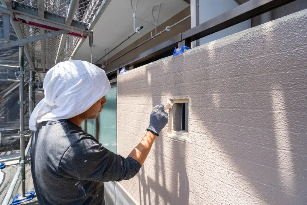 外壁塗装をしている男性作業員