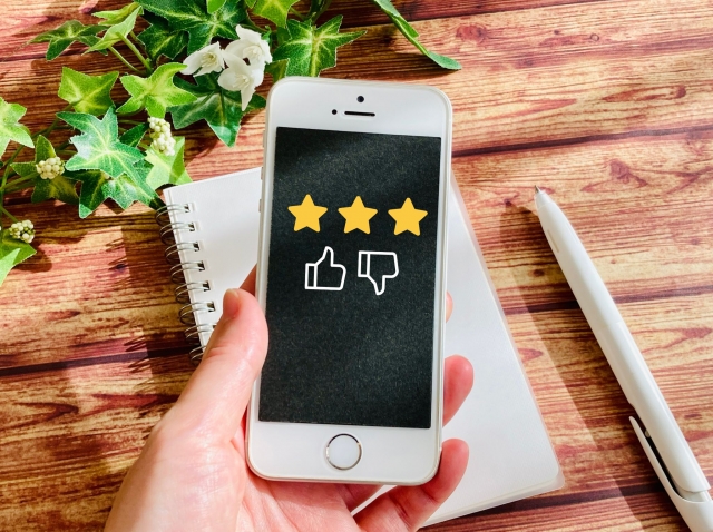 口コミのイメージ　スマホと星