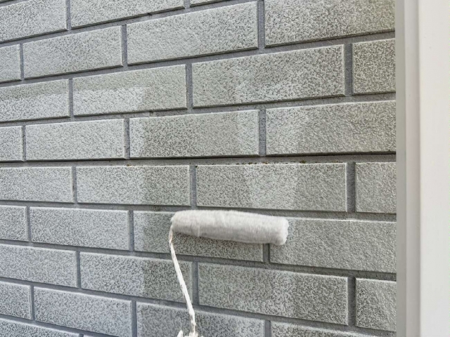 外壁とペンキローラー