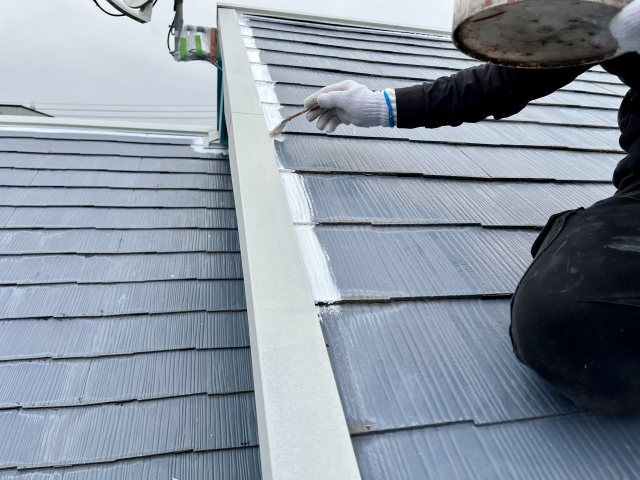屋根塗装中の職人