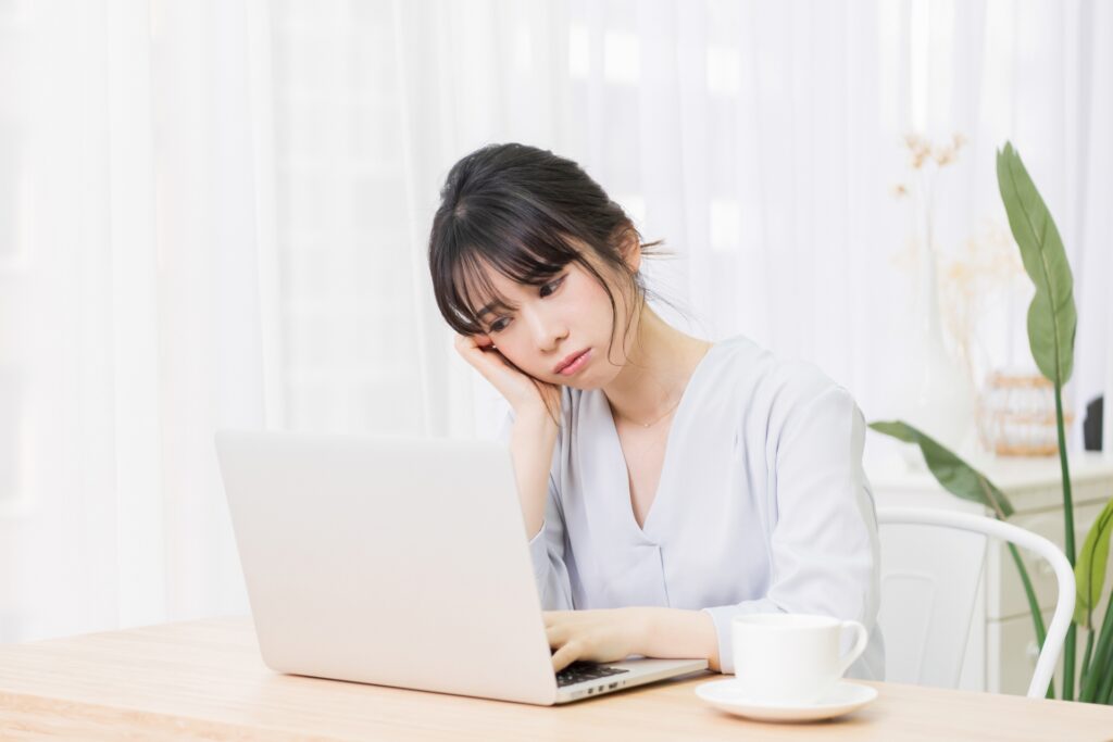 PCを見て考えている人