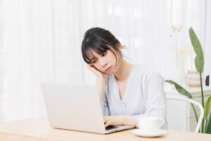 PCを見て考えている人